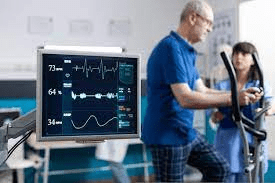 Teste ergométrico - feito em uma esteira e com monitoramento médico.